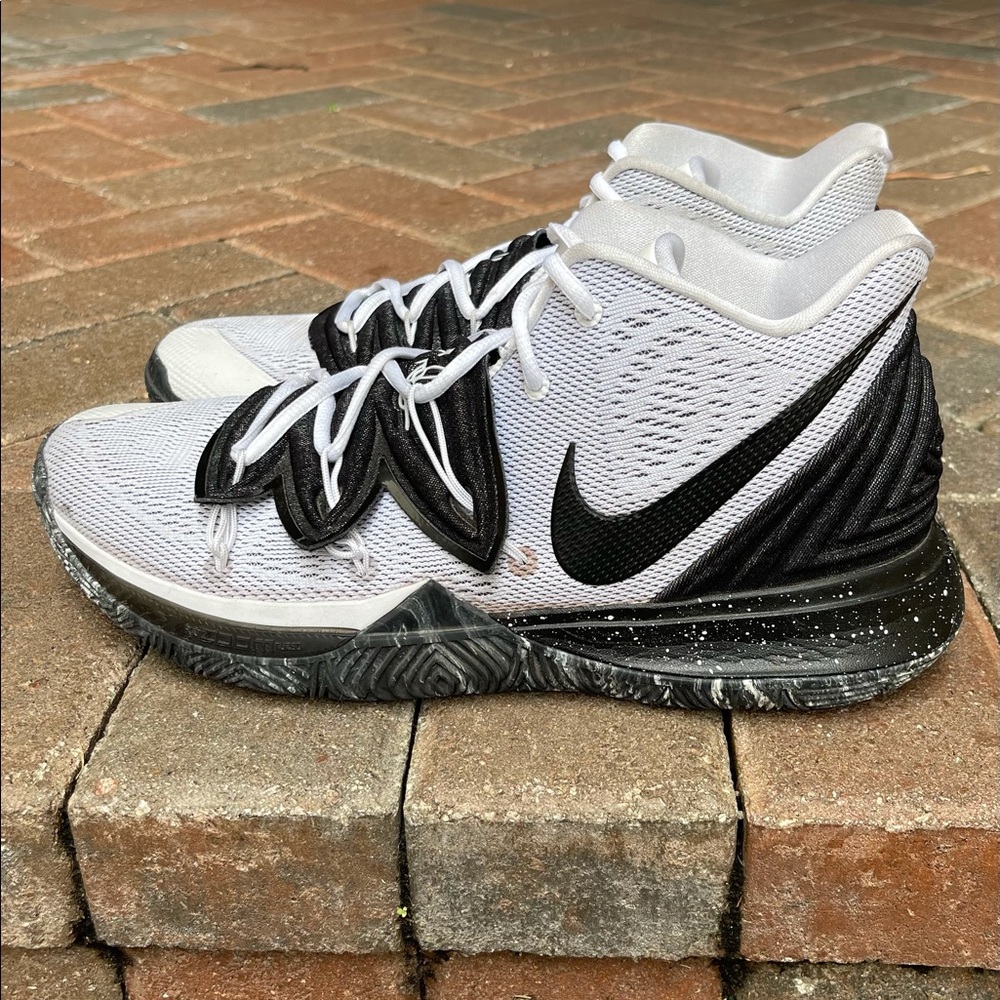 Nike Kyrie 5 'Oreo' basketball sneakers